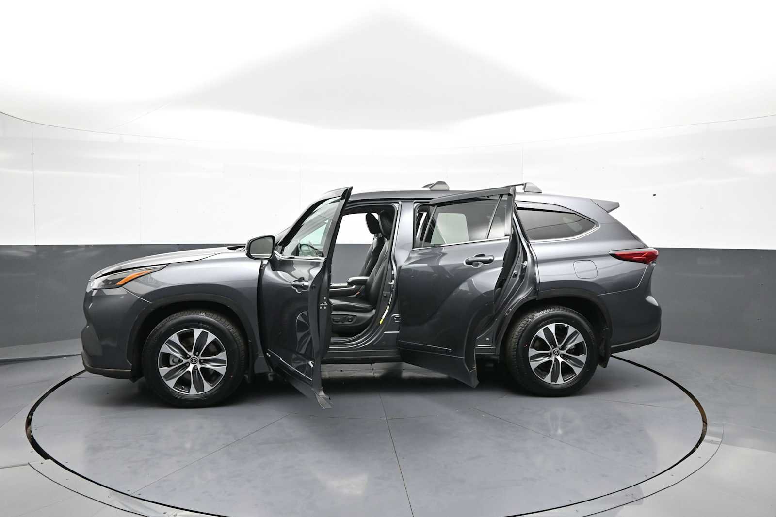 Used 2022 Toyota Highlander XLE AWD/4WD image 44