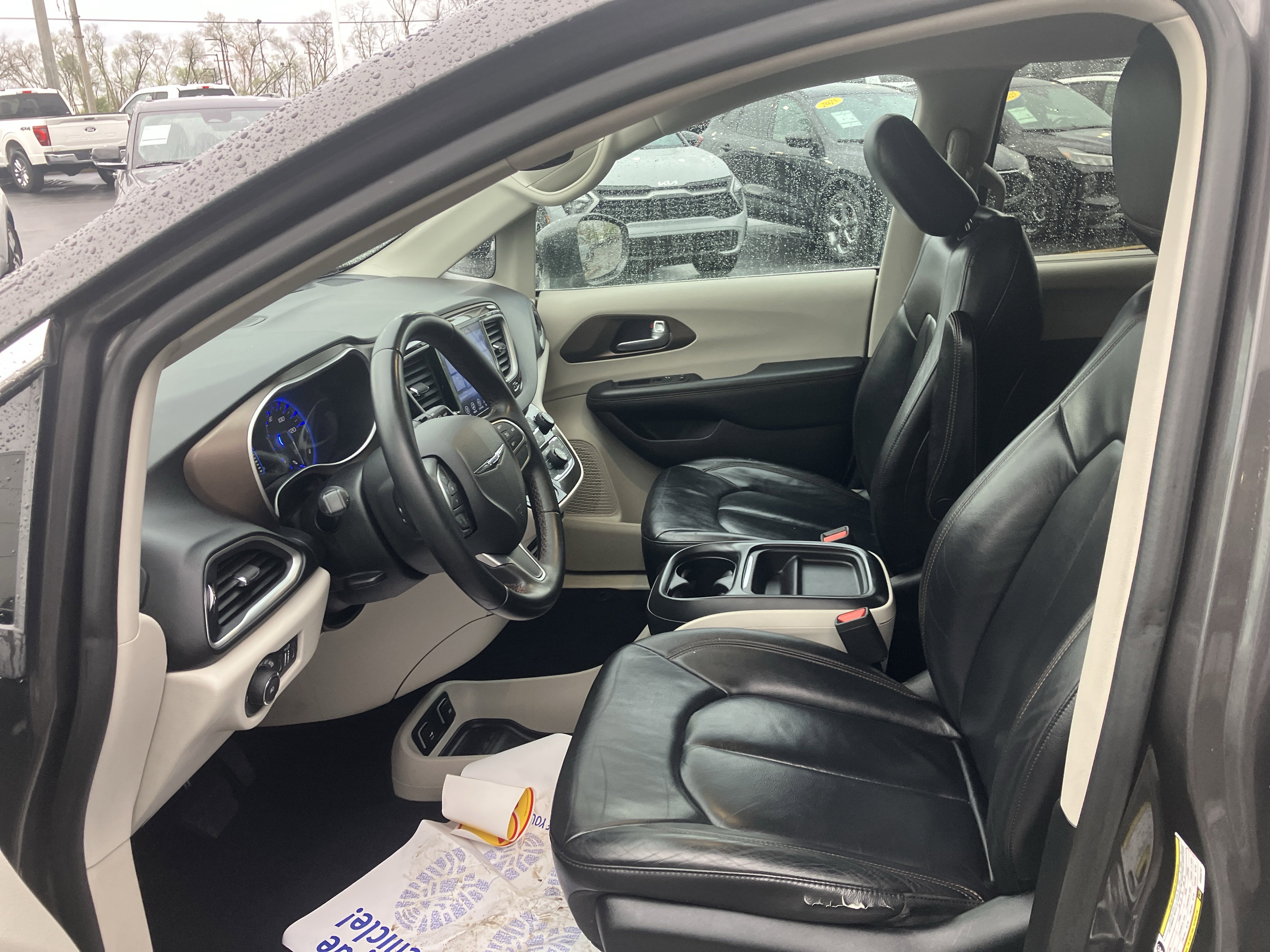 Used 2017 Chrysler Pacifica Touring-L w/ Tire & Wheel Group image 21