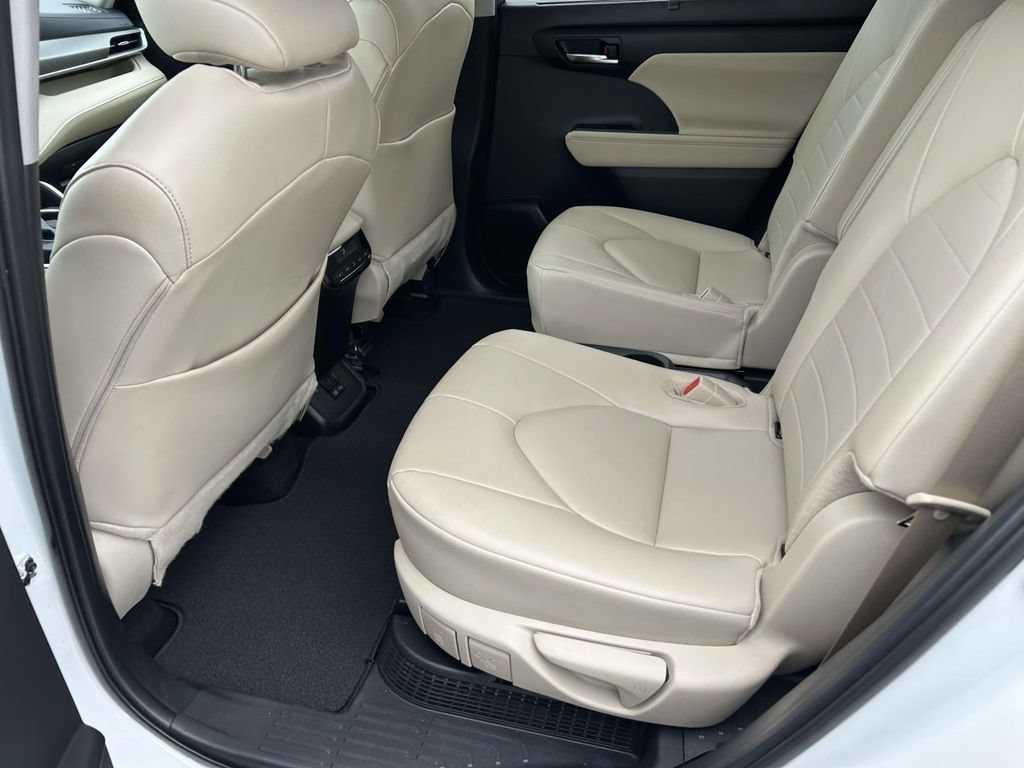 Used 2024 Toyota Highlander XLE AWD/4WD image 16