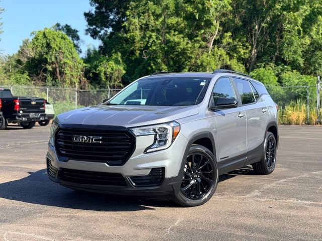 Used 2023 GMC Terrain SLE w/ Driver Convenience Package FWD image 2