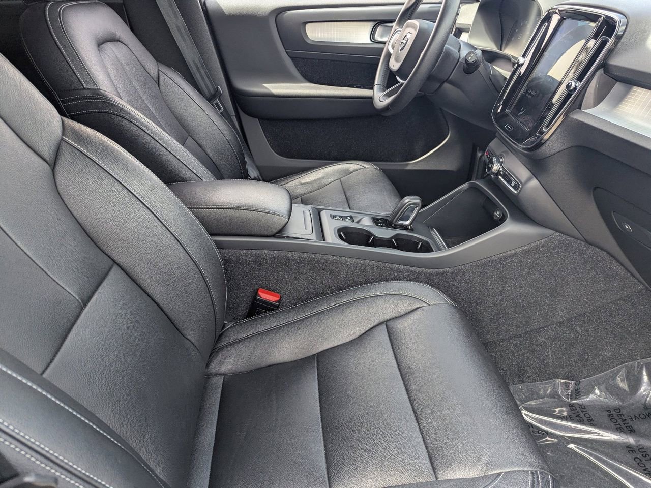 Used 2020 Volvo XC40 T4 Momentum w/ Protection Package Premier image 9