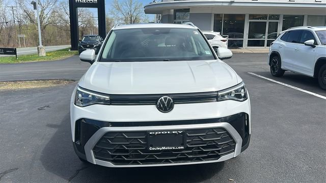 Used 2025 Volkswagen Taos SE FWD image 3