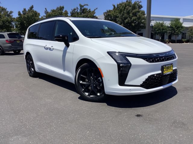 New 2027 Chrysler Pacifica Limited FWD image 2