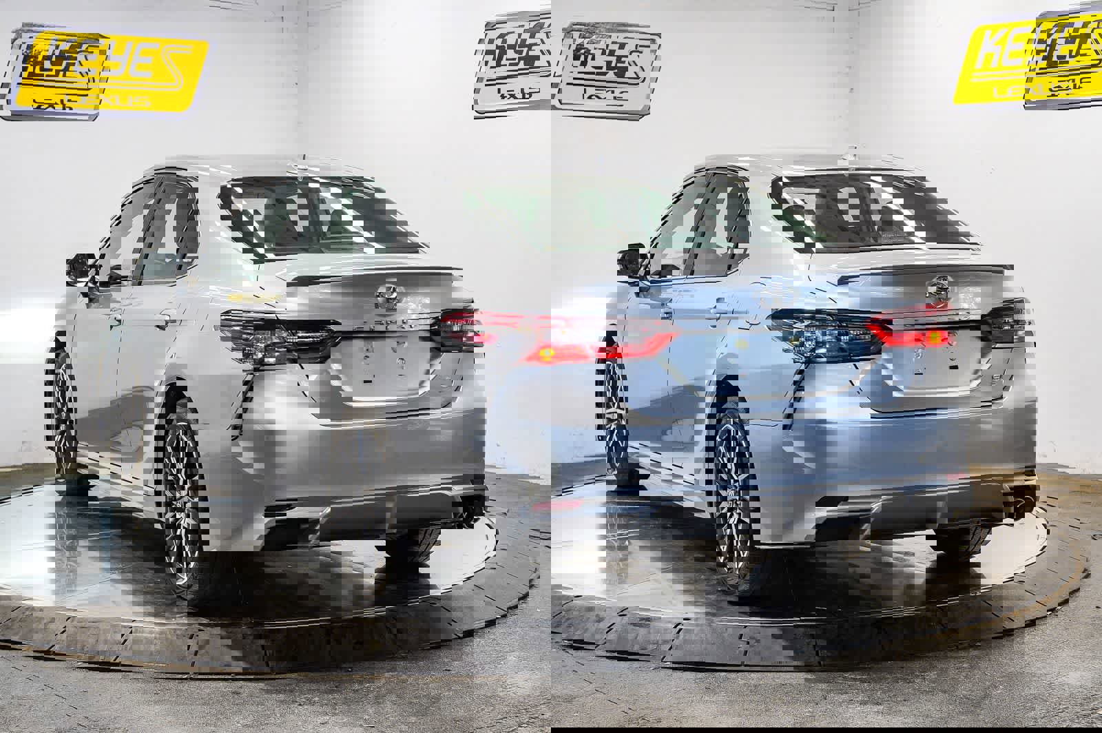 Used 2023 Toyota Camry SE w/ Convenience Package FWD image 2