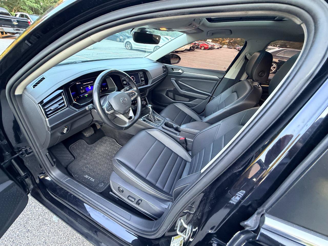 Used 2022 Volkswagen Jetta SE w/ Panoramic Sunroof Package FWD image 8