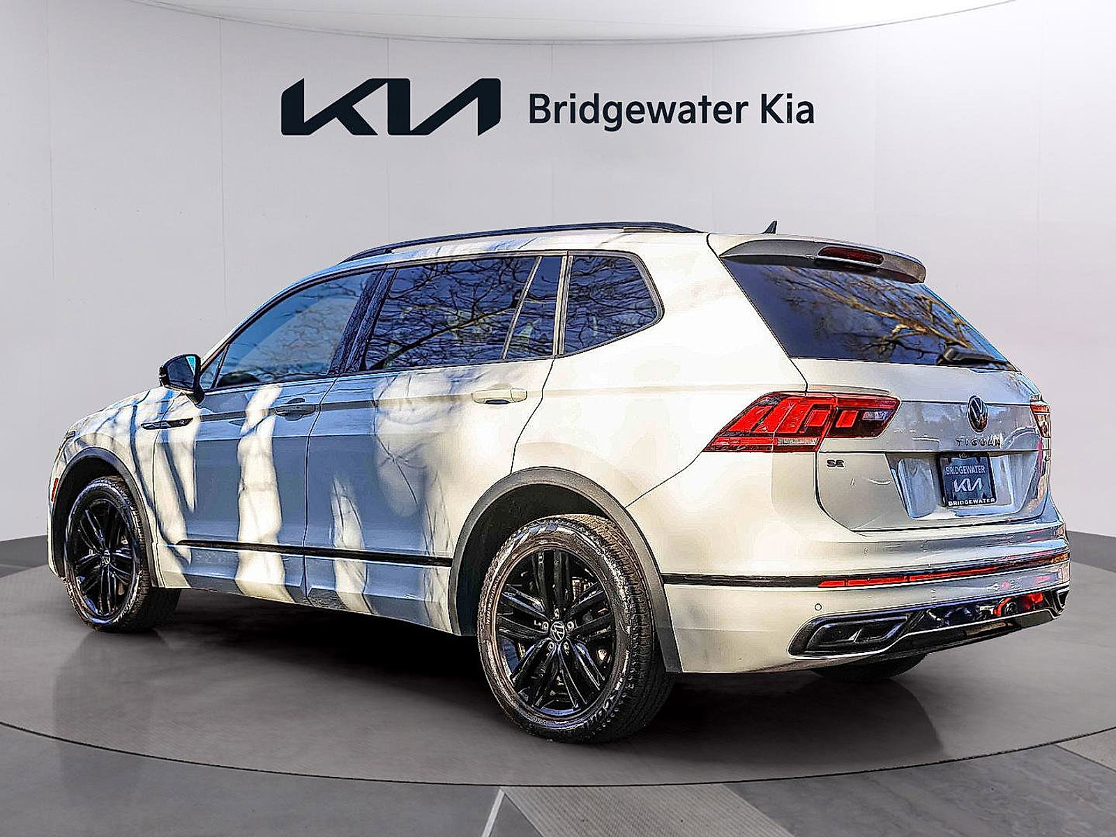 Used 2022 Volkswagen Tiguan SE R-Line image 4