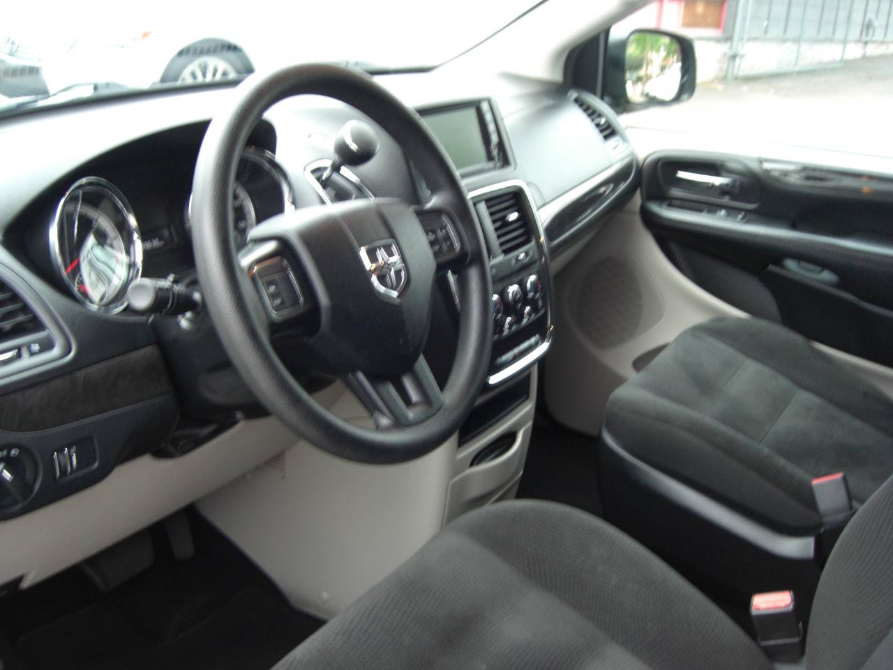 Used 2019 Dodge Grand Caravan SE FWD image 5