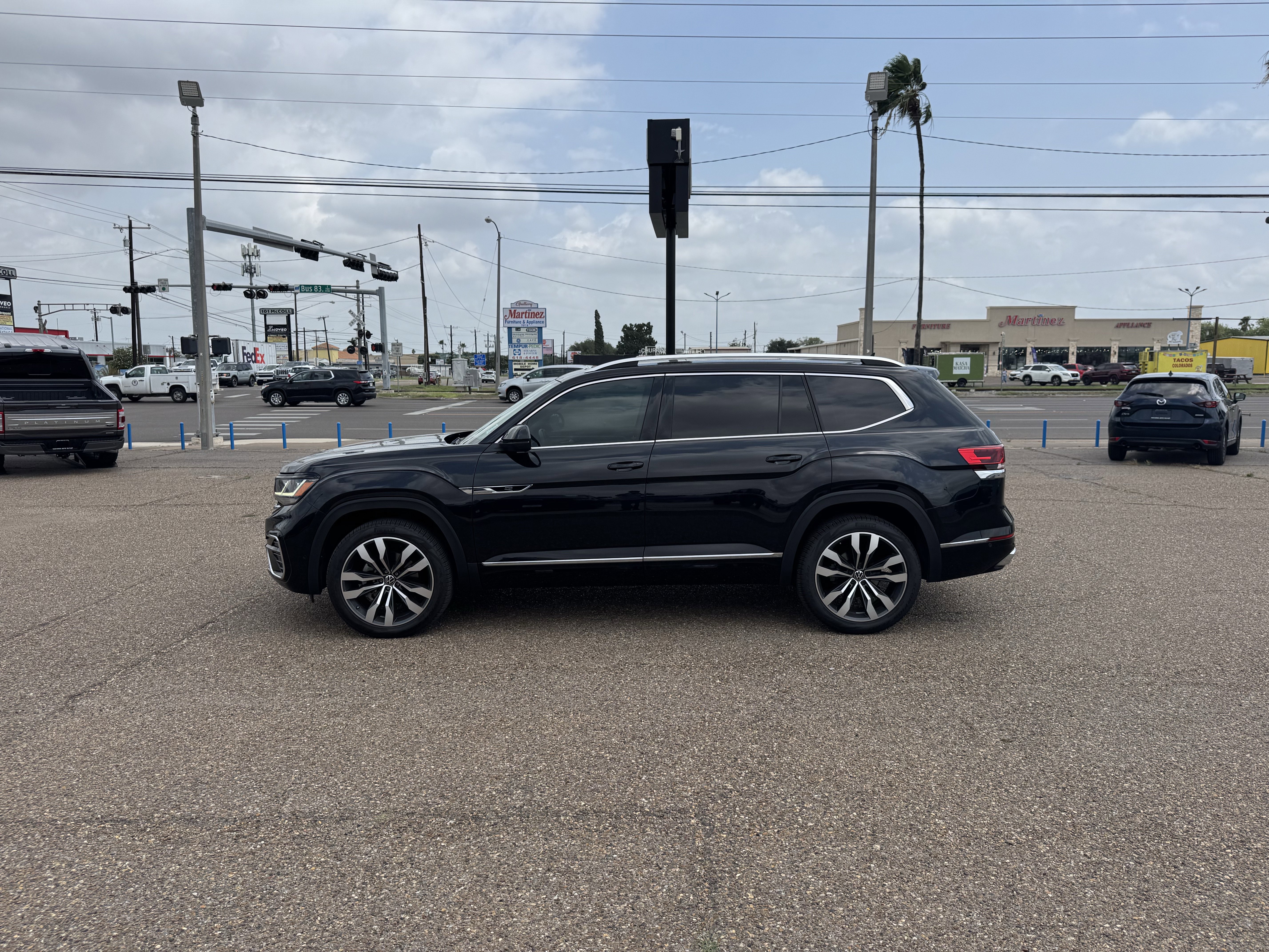 Used 2023 Volkswagen Atlas SEL Premium AWD/4WD image 2