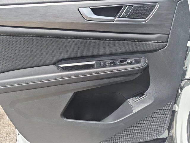Used 2025 Volkswagen Atlas Cross Sport SE FWD image 11