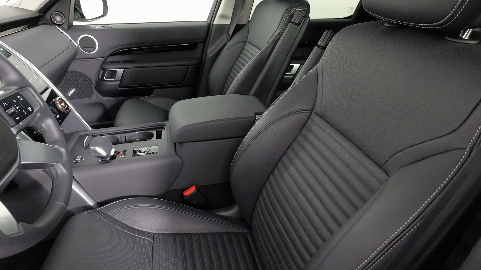 Used 2024 Land Rover Discovery S image 32