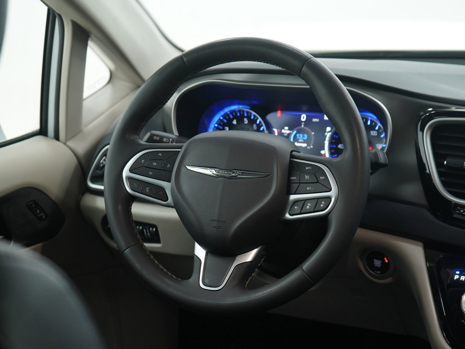 Used 2022 Chrysler Pacifica Touring-L image 15