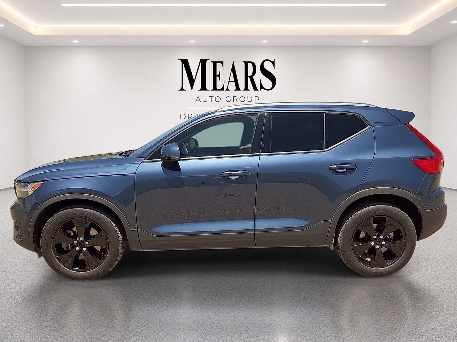 Used 2021 Volvo XC40 T4 Momentum FWD image 3