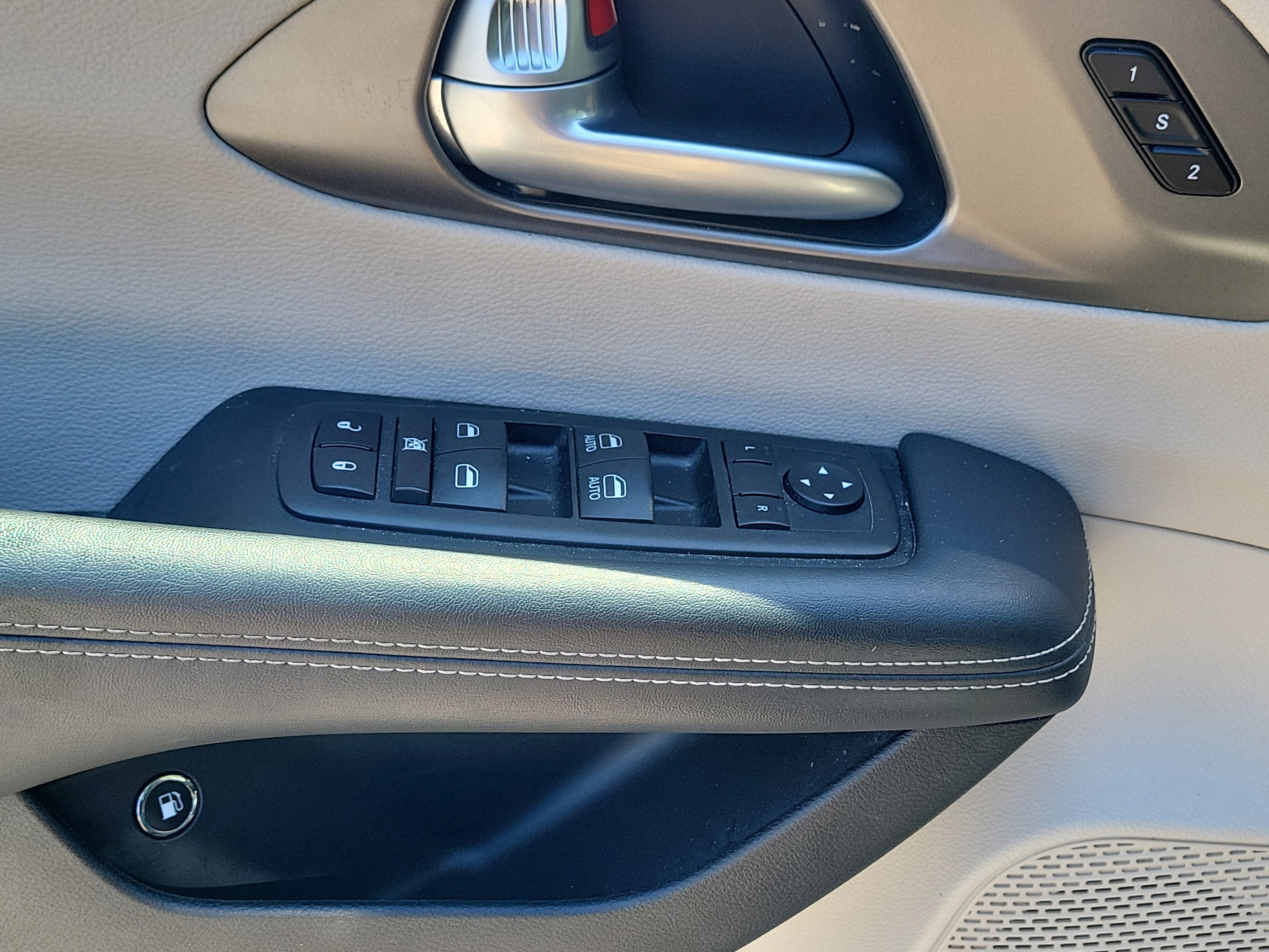 Used 2023 Chrysler Pacifica Touring-L image 17