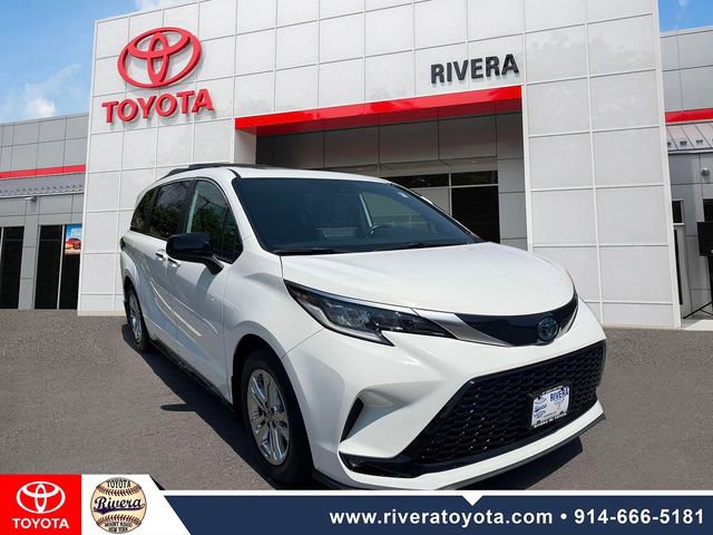 Used 2023 Toyota Sienna XSE w/ XSE Plus Package AWD/4WD image 2