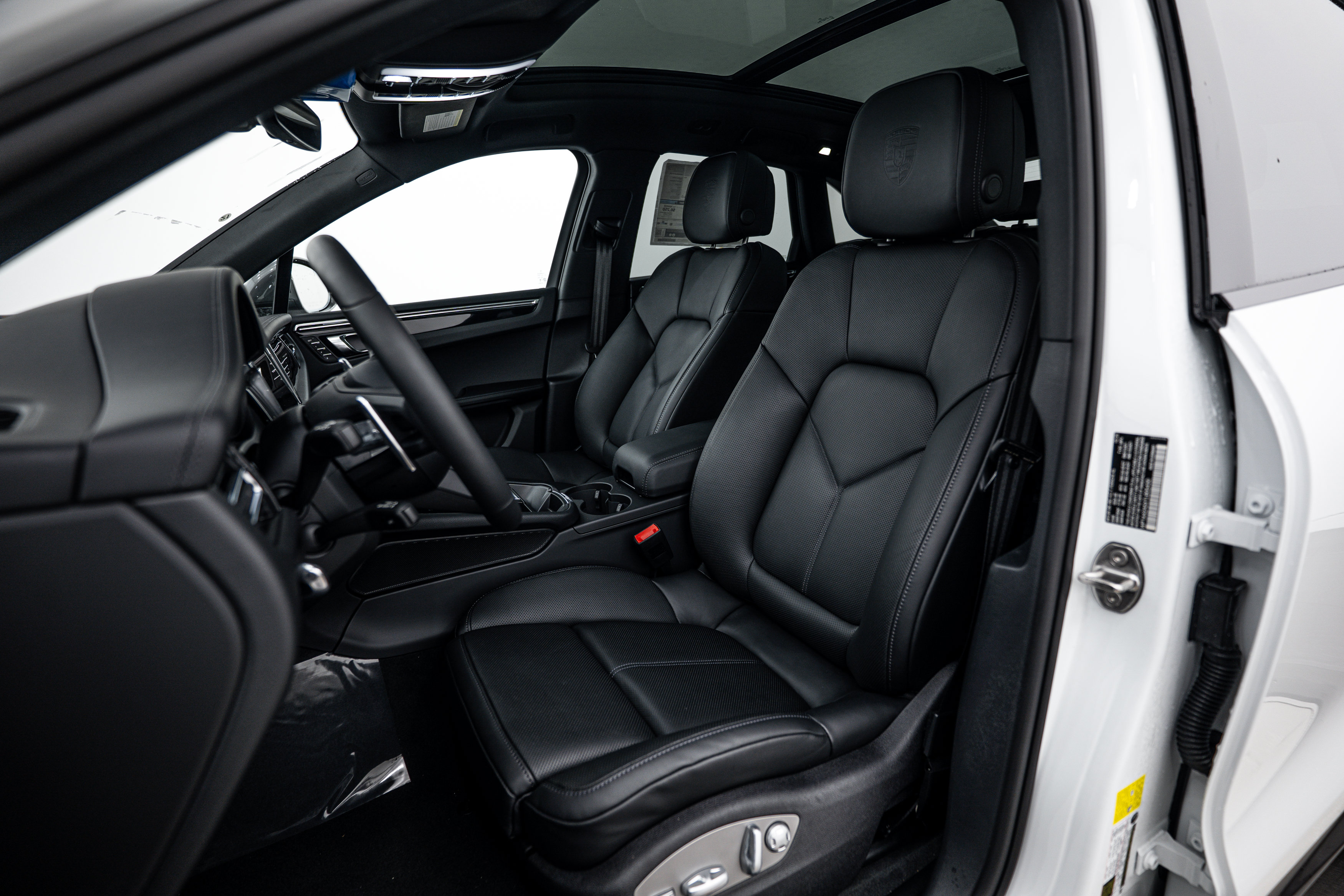 Certified 2026 Porsche Macan Turbo AWD/4WD image 5