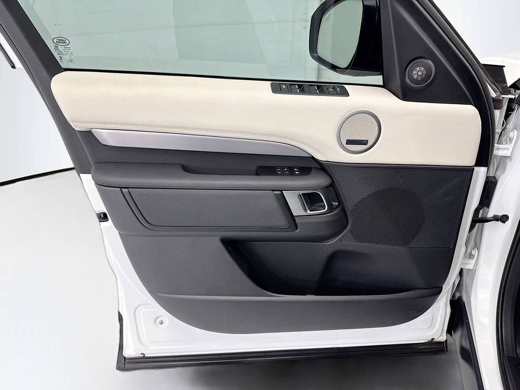 Used 2024 Land Rover Discovery Dynamic SE AWD/4WD image 24
