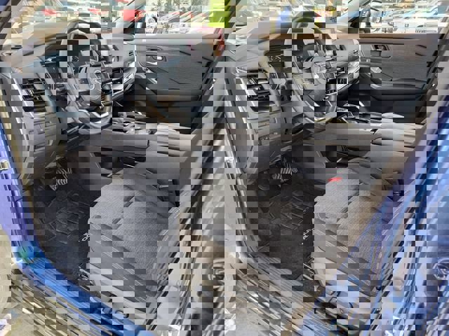 Used 2022 Nissan Rogue SV image 2