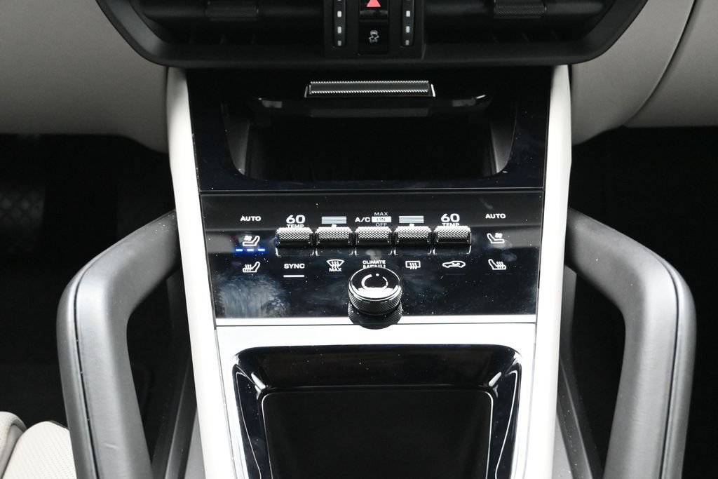 Certified 2025 Porsche Cayenne Coupe AWD/4WD image 23