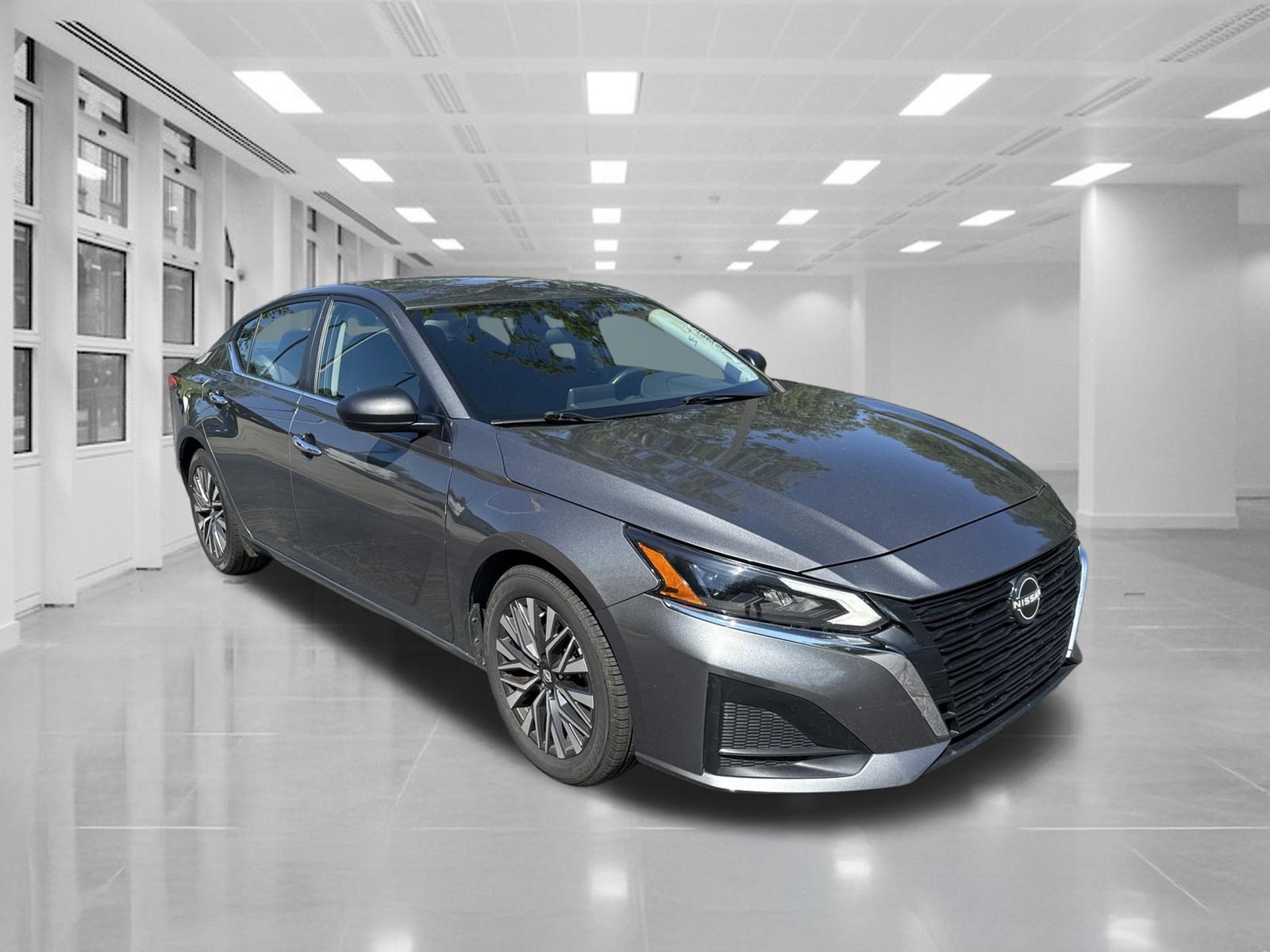 Used 2024 Nissan Altima 2.5 SV FWD image 3