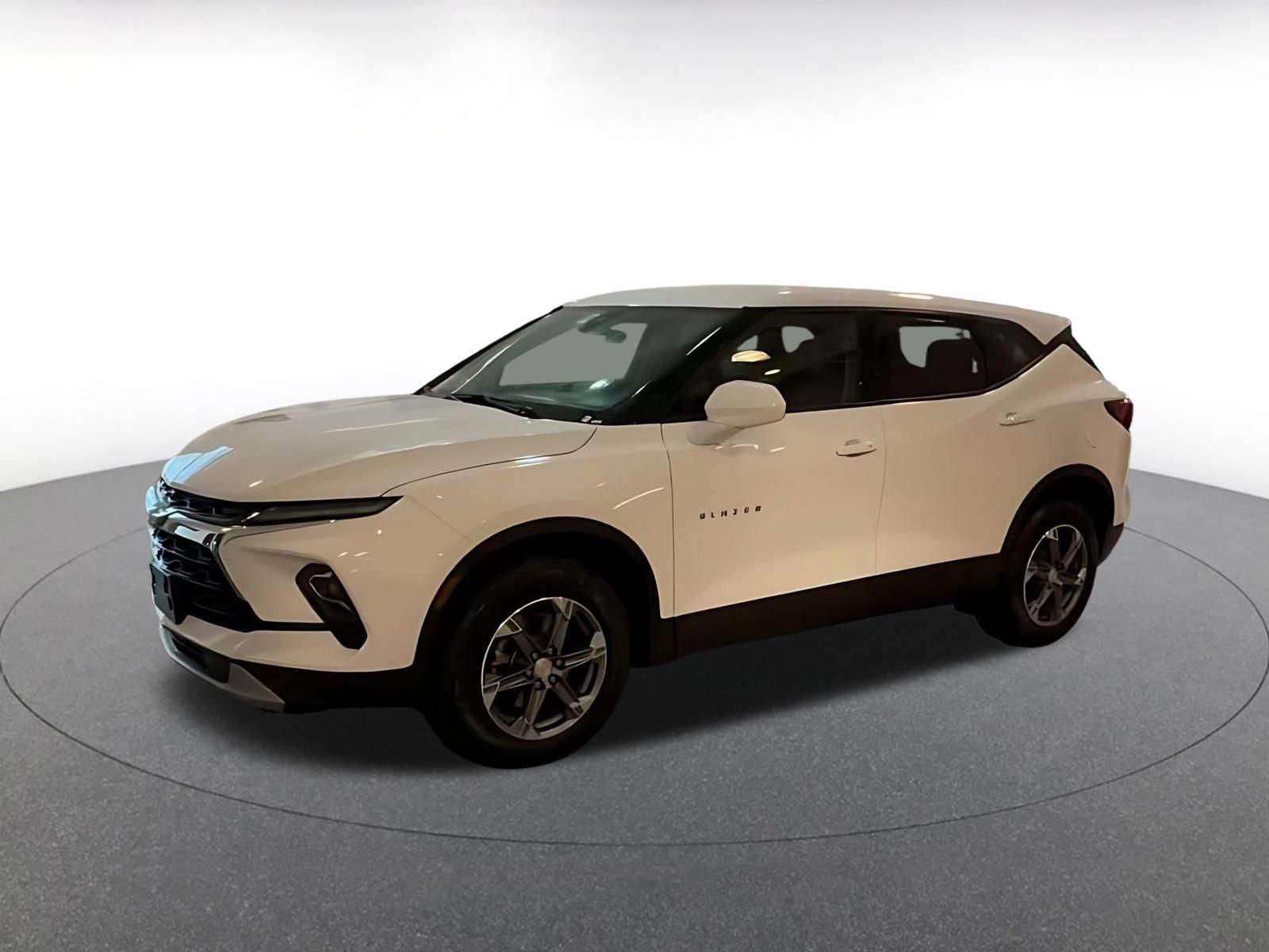 Used 2025 Chevrolet Blazer LT FWD image 9