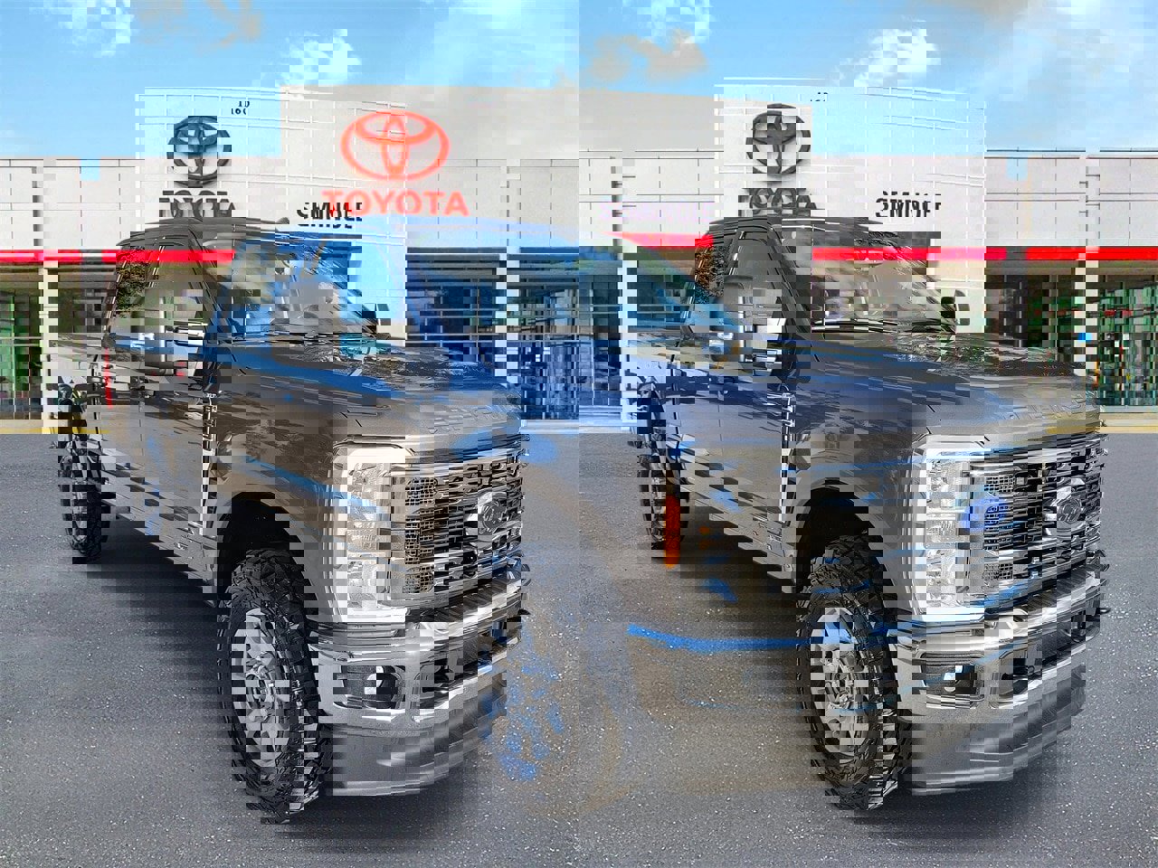 Used 2023 Ford F250 XLT image 2