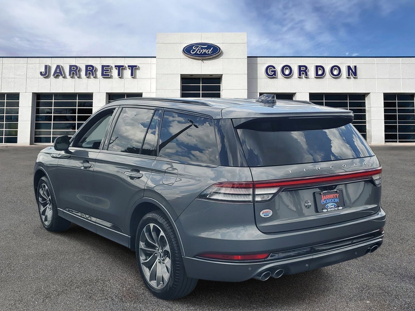 Used 2025 Lincoln Aviator AWD w/ Jet Appearance Package image 3