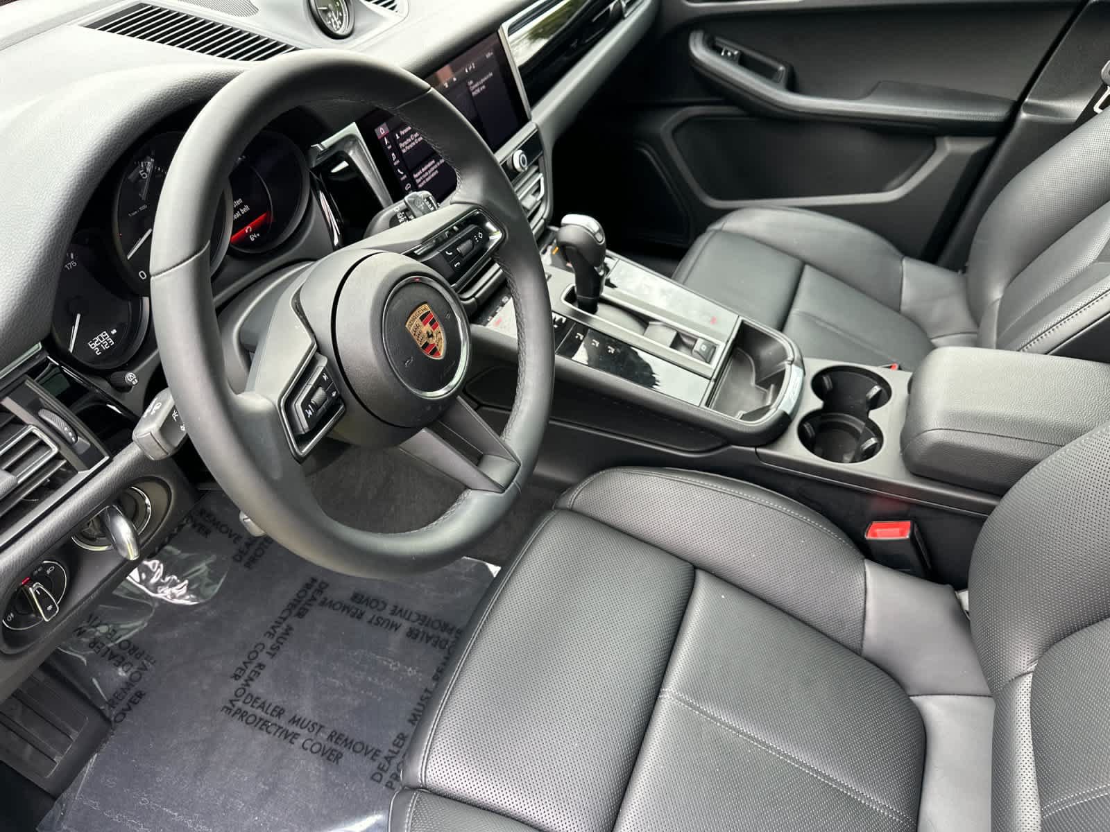 Certified 2025 Porsche Macan AWD/4WD image 4