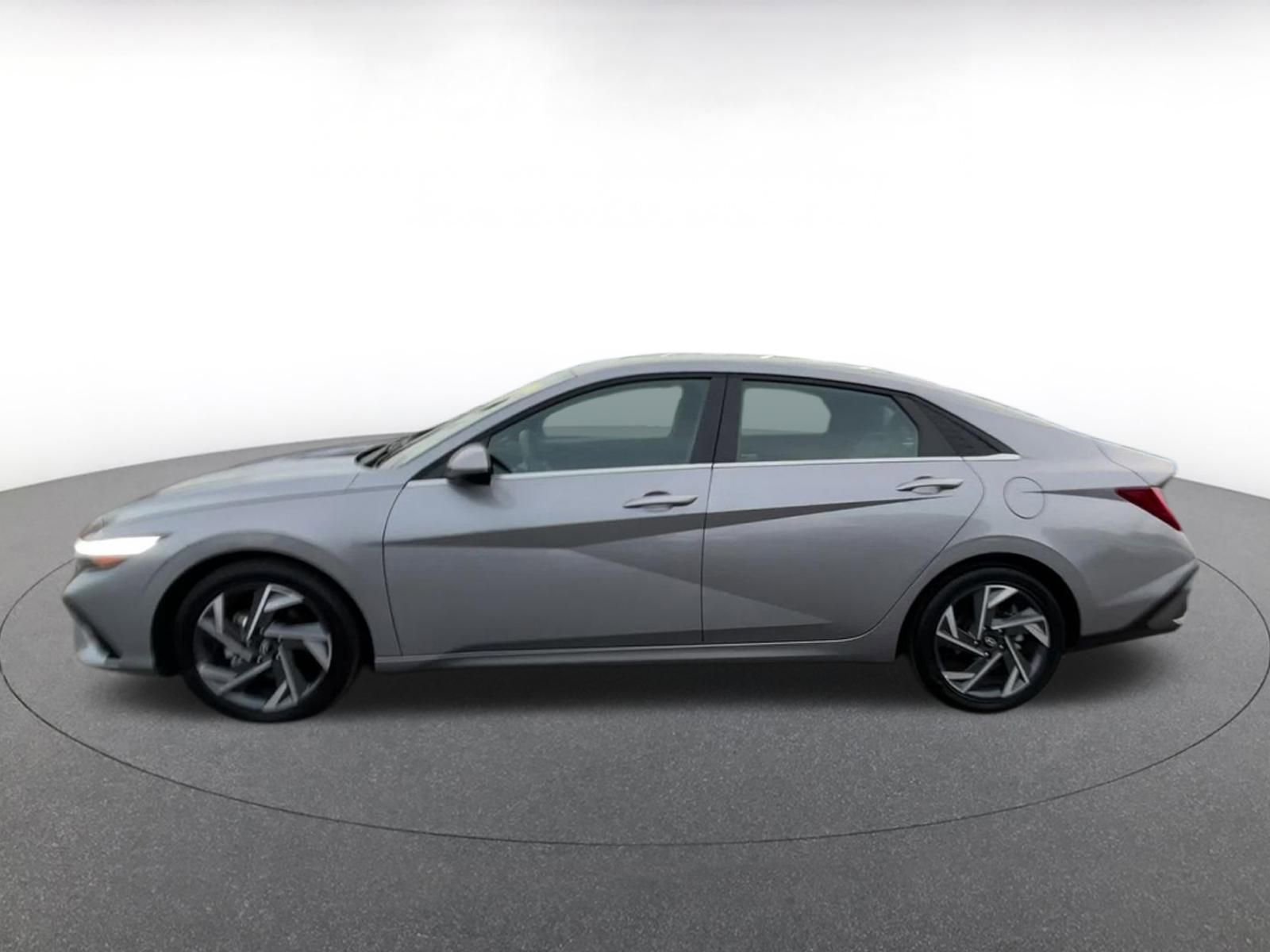 Used 2025 Hyundai Elantra Limited image 9