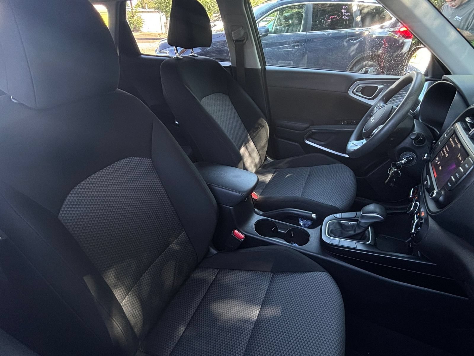 Used 2025 Kia Soul LX w/ LX Technology Package FWD image 32