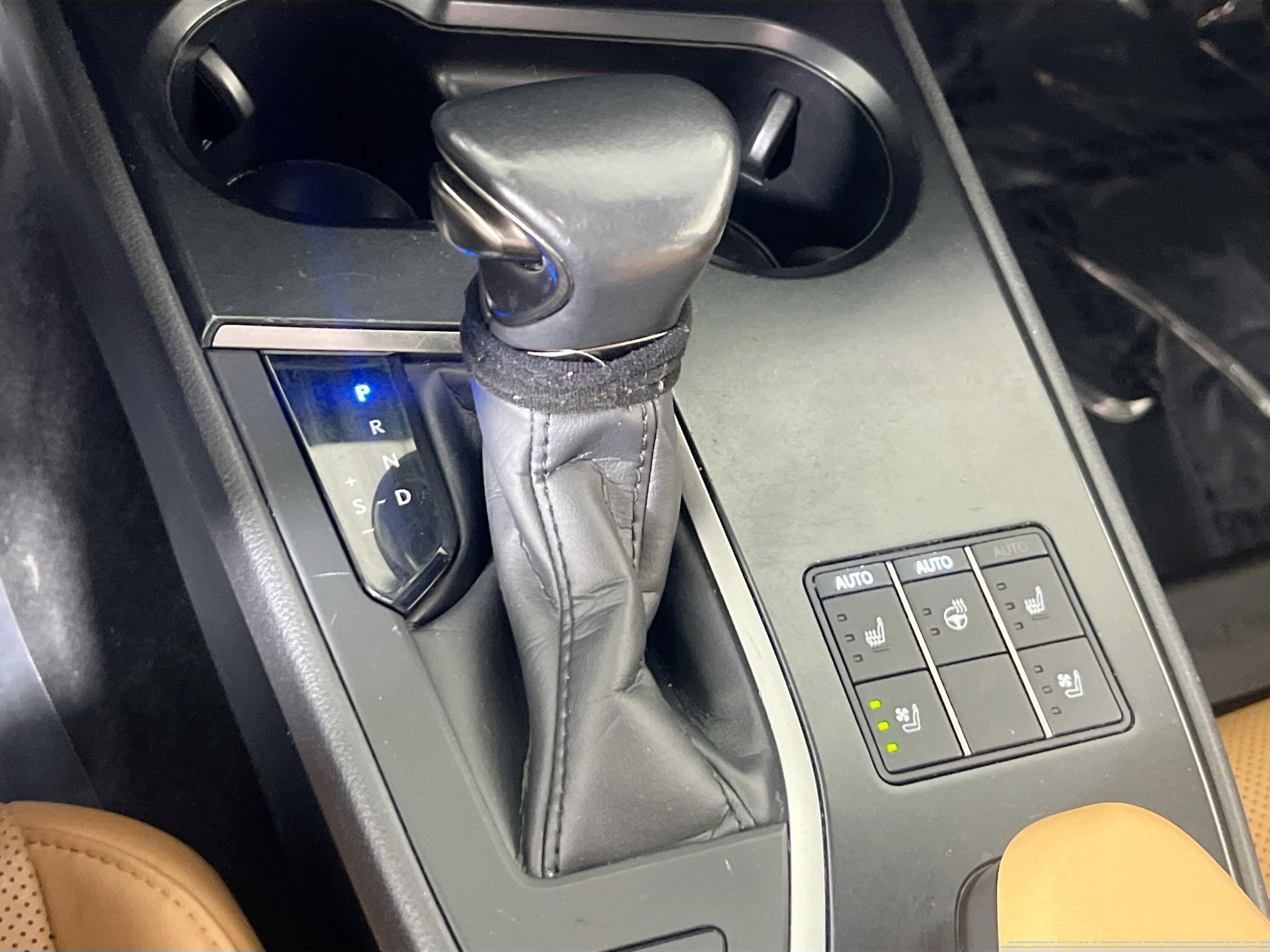 Used 2023 Lexus UX 250h AWD w/ Premium Package image 17