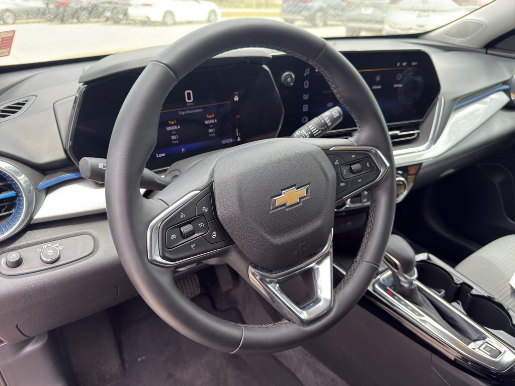 Used 2025 Chevrolet Trax LT w/ LT Convenience Package FWD image 32