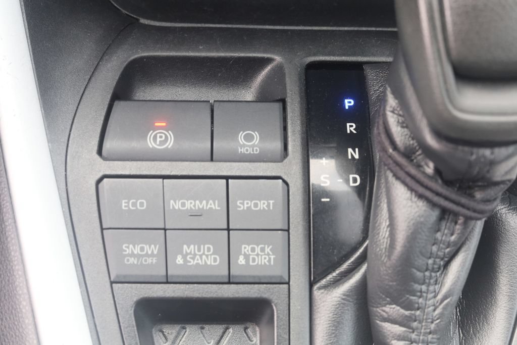 Certified 2020 Toyota RAV4 XLE w/ Convenience Package AWD/4WD image 6