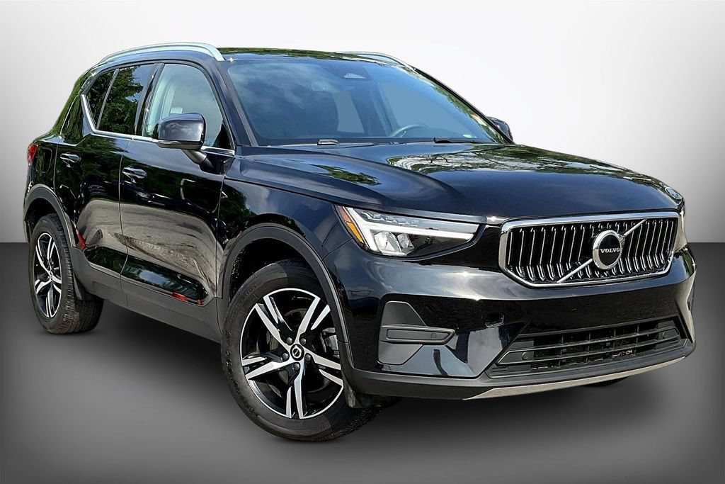 Used 2024 Volvo XC40 B5 Core AWD/4WD image 3