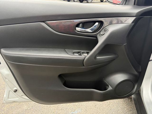 Used 2017 Nissan Rogue SV AWD/4WD image 13