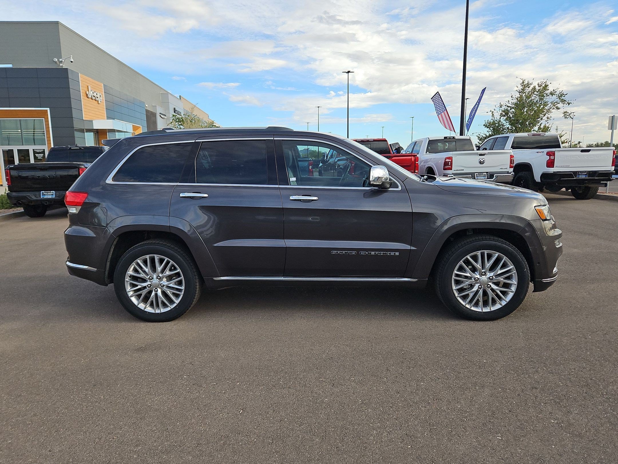 Used 2018 Jeep Grand Cherokee Summit AWD/4WD image 6