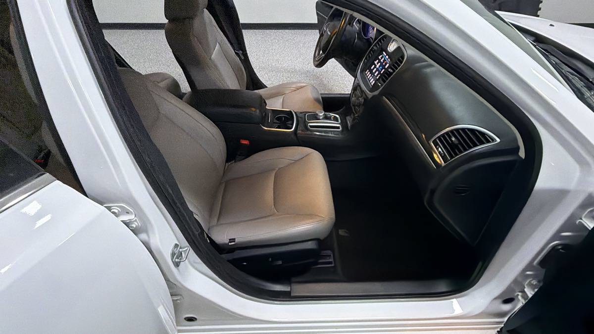Used 2017 Chrysler 300 Limited RWD image 26