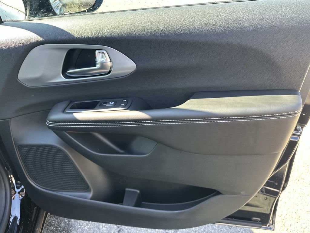 New 2026 Chrysler Pacifica Limited w/ S Appearance Package FWD image 20