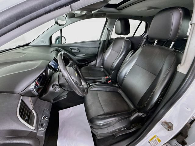 Used 2020 Chevrolet Trax LT w/ Sun & Sound Package FWD image 21