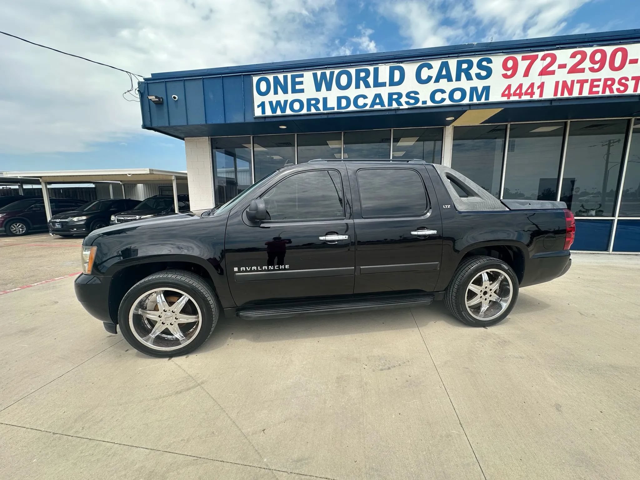 Used 2008 Chevrolet Avalanche LTZ w/ LTZ Preferred Equipment Group AWD/4WD image 2