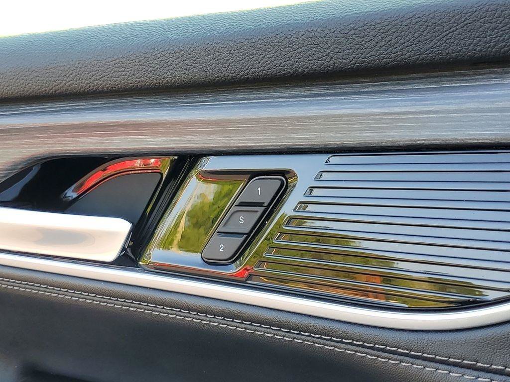 Used 2024 Jeep Wagoneer L Series II w/ Flexible Seating Group AWD/4WD image 9