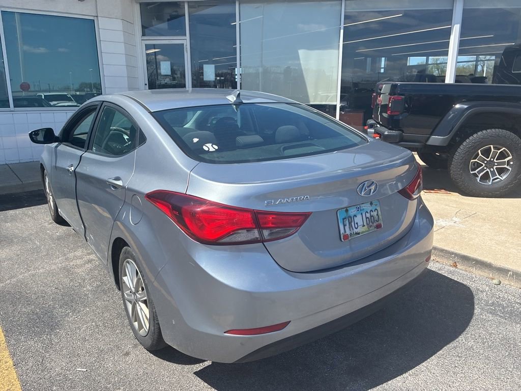Used 2015 Hyundai Elantra SE w/ Option Group 03 FWD image 4