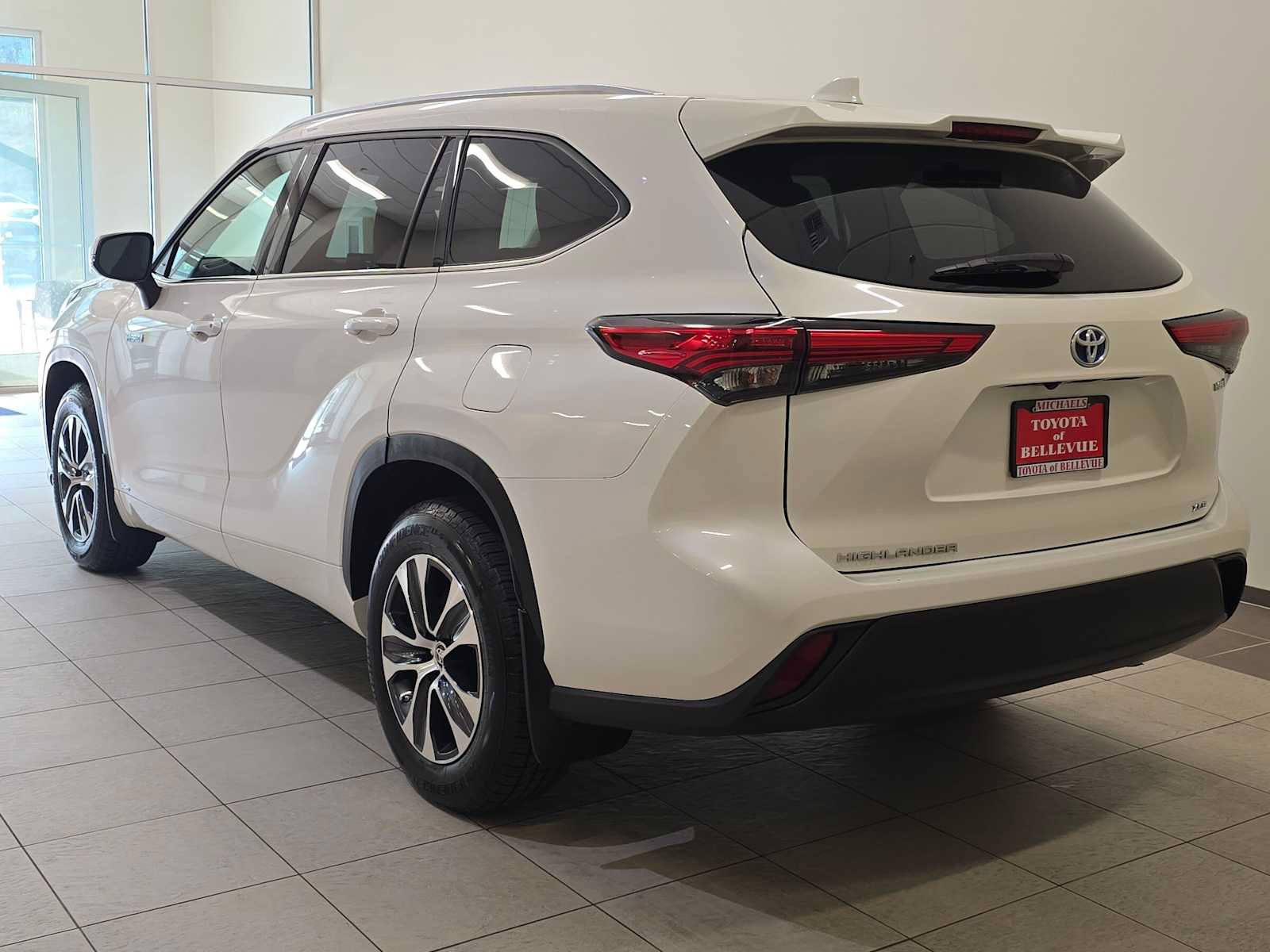 Certified 2020 Toyota Highlander XLE AWD/4WD image 4