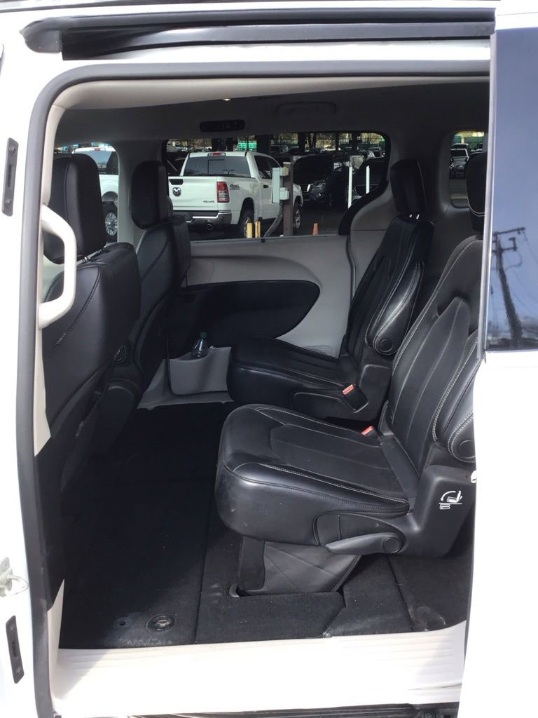 Used 2023 Chrysler Pacifica Touring-L FWD image 6