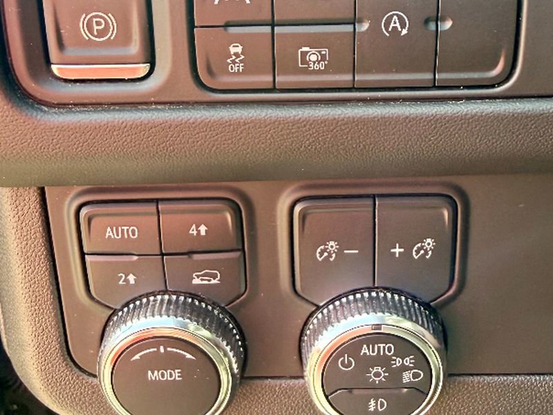 Used 2024 GMC Yukon XL SLT w/ SLT Luxury Package image 22