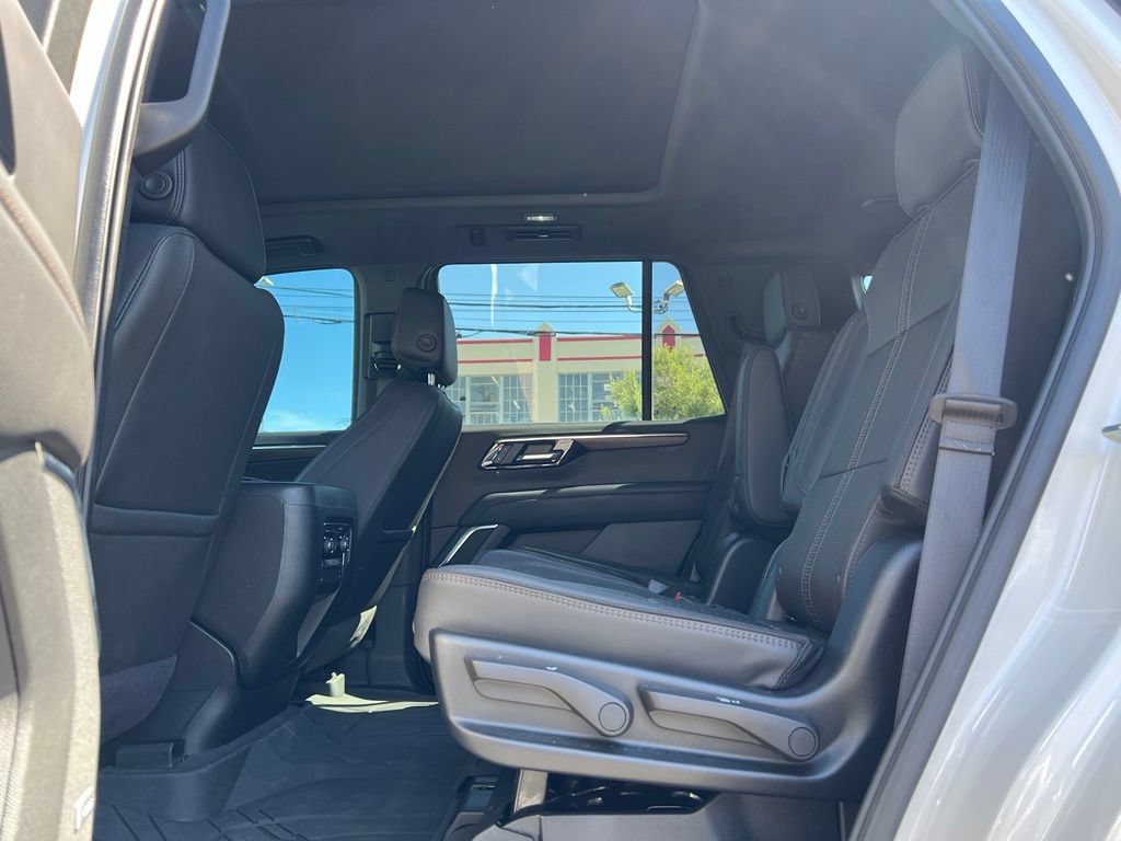 Used 2025 Chevrolet Tahoe High Country AWD/4WD image 16
