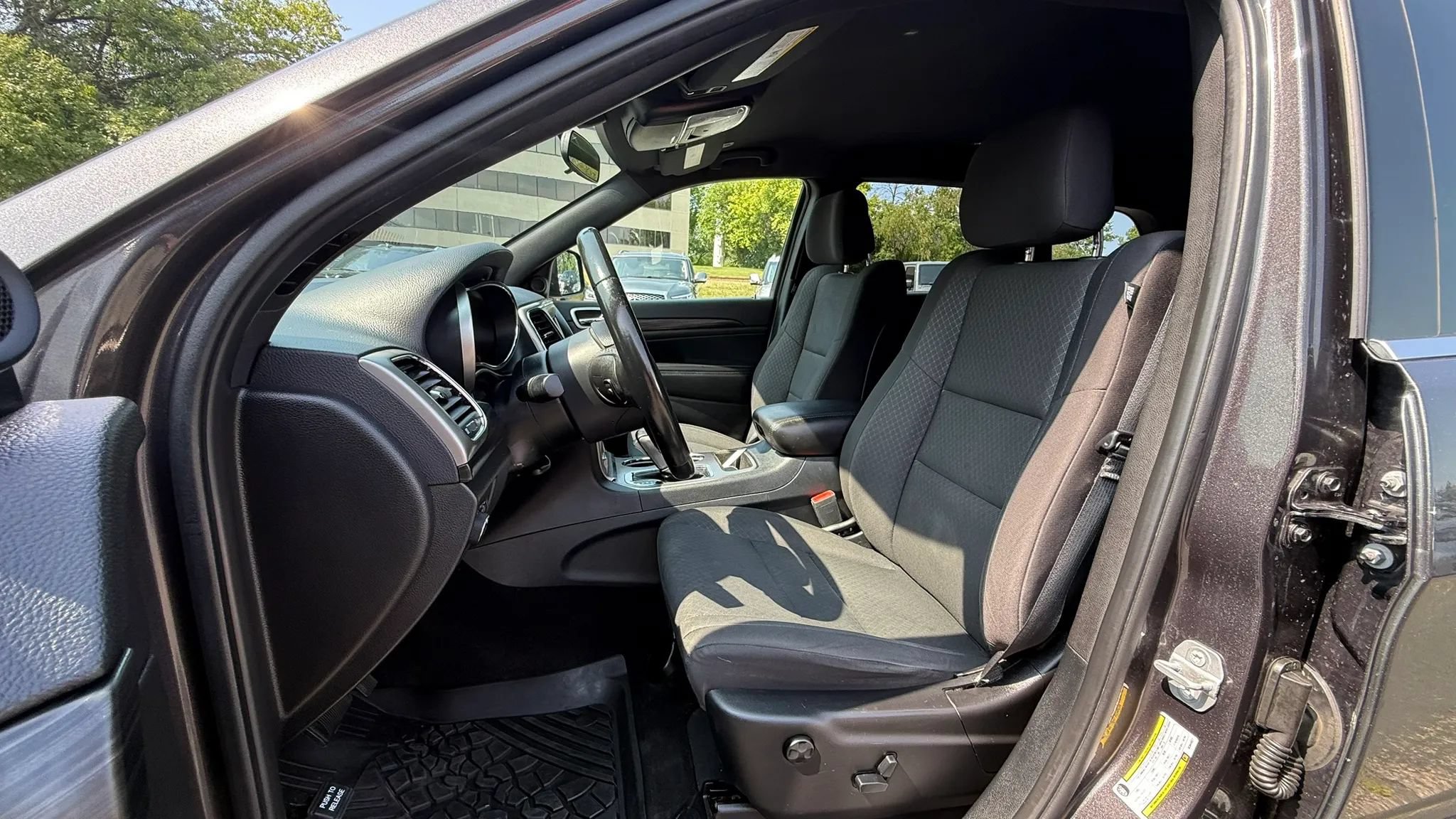 Used 2019 Jeep Grand Cherokee Laredo AWD/4WD image 25