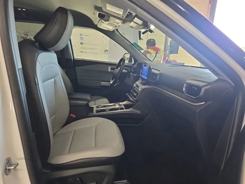 Used 2021 Ford Explorer XLT w/ Equipment Group 202A AWD/4WD image 13