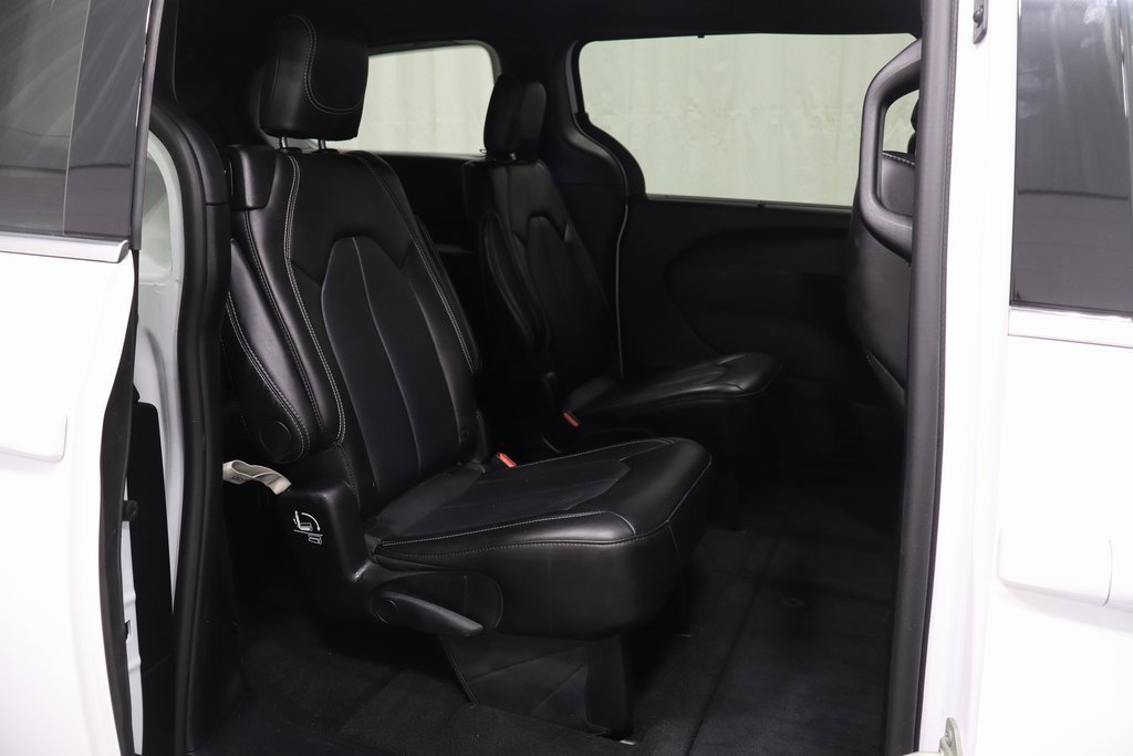 Used 2025 Chrysler Pacifica Select image 16