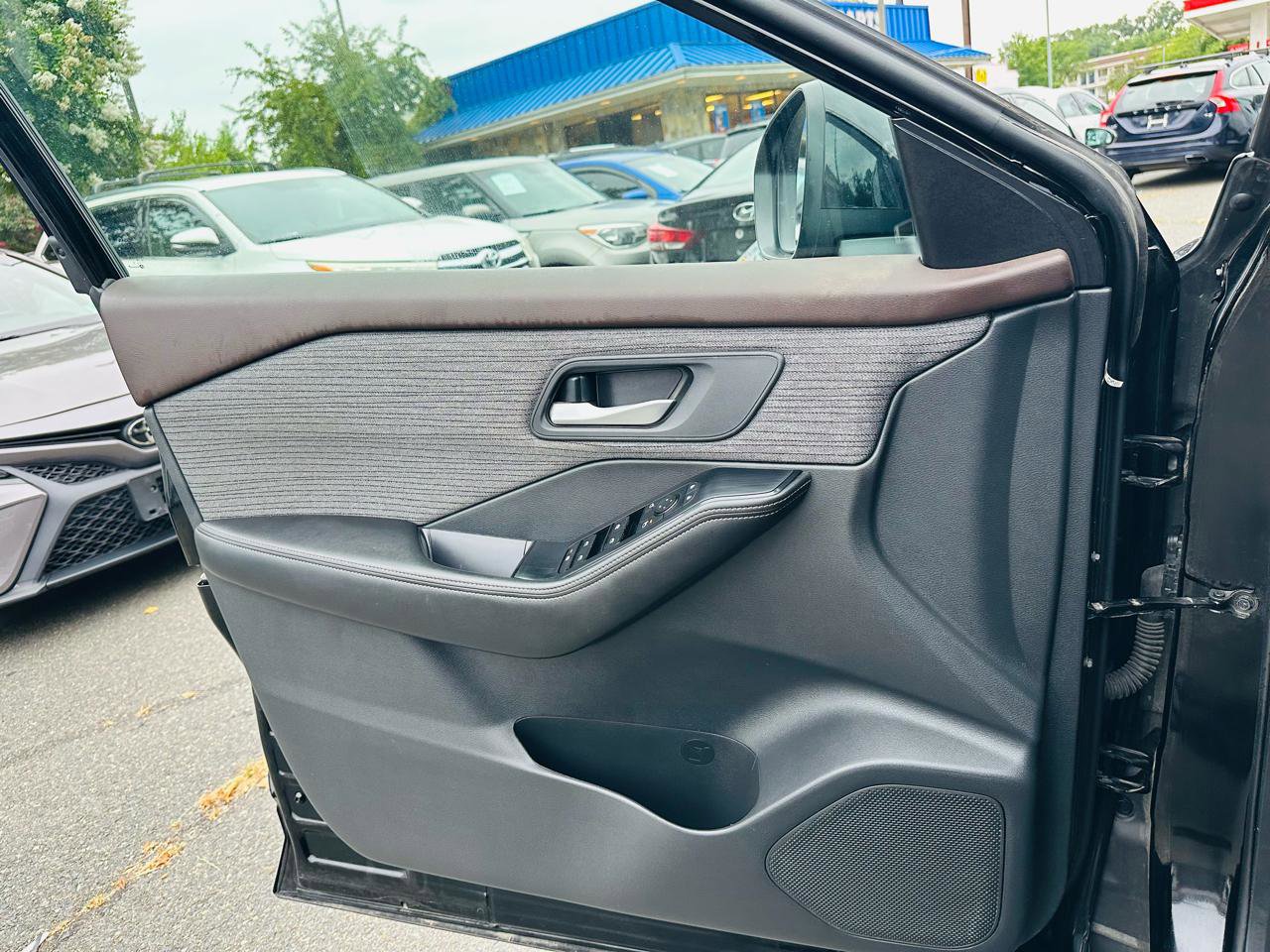 Used 2022 Nissan Rogue SV image 24