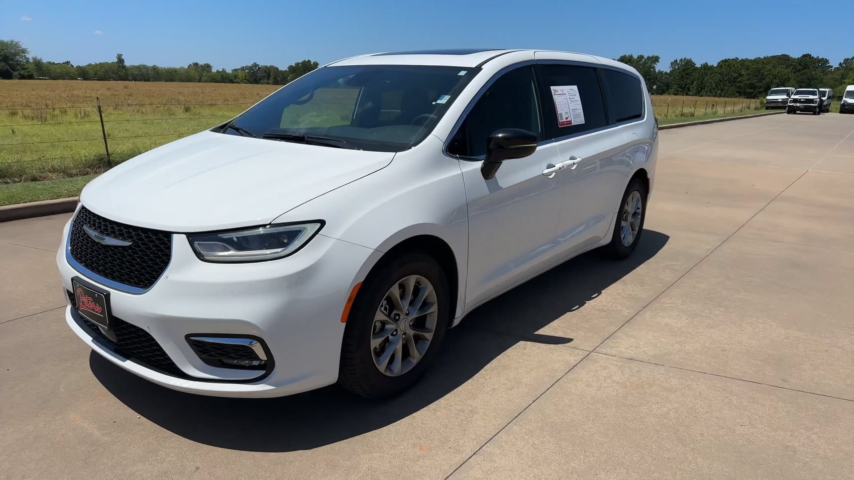 Used 2026 Chrysler Pacifica Limited FWD image 5